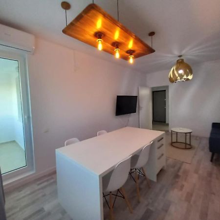Preciziei 1Br Luxury Apartment With Fast Wifi, Self Check In And Parking Bukares Bagian luar foto