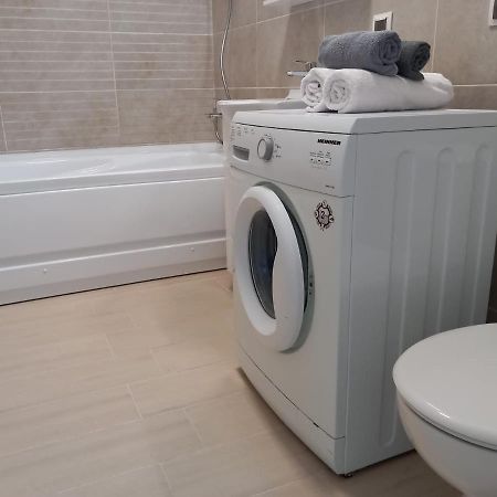 Preciziei 1Br Luxury Apartment With Fast Wifi, Self Check In And Parking Bukares Bagian luar foto