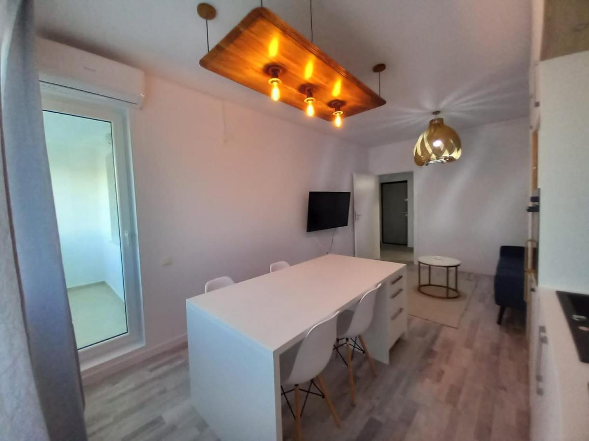 Preciziei 1Br Luxury Apartment With Fast Wifi, Self Check In And Parking Bukares Bagian luar foto