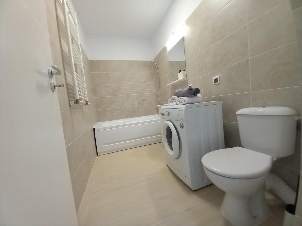 Preciziei 1Br Luxury Apartment With Fast Wifi, Self Check In And Parking Bukares Bagian luar foto