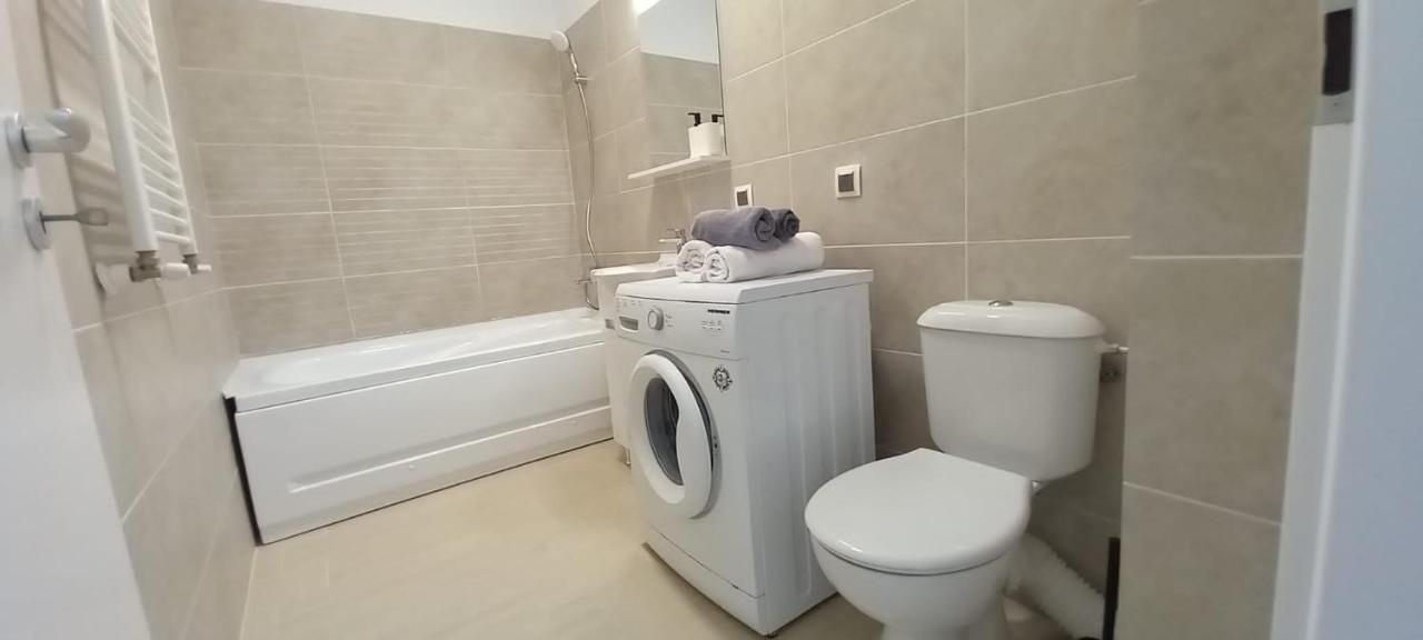 Preciziei 1Br Luxury Apartment With Fast Wifi, Self Check In And Parking Bukares Bagian luar foto